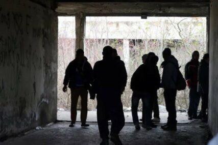 NE ŽELE OD GRANICE Migranti se smjestili u napuštene hale "Agrokomerca" u Kladuši