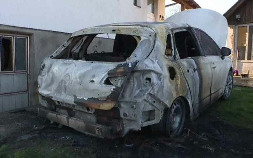 GORJELA I DJEČJA AUTOSJEDALICA Zapaljen automobil sina potpredsjednika lokalnog parlamenta