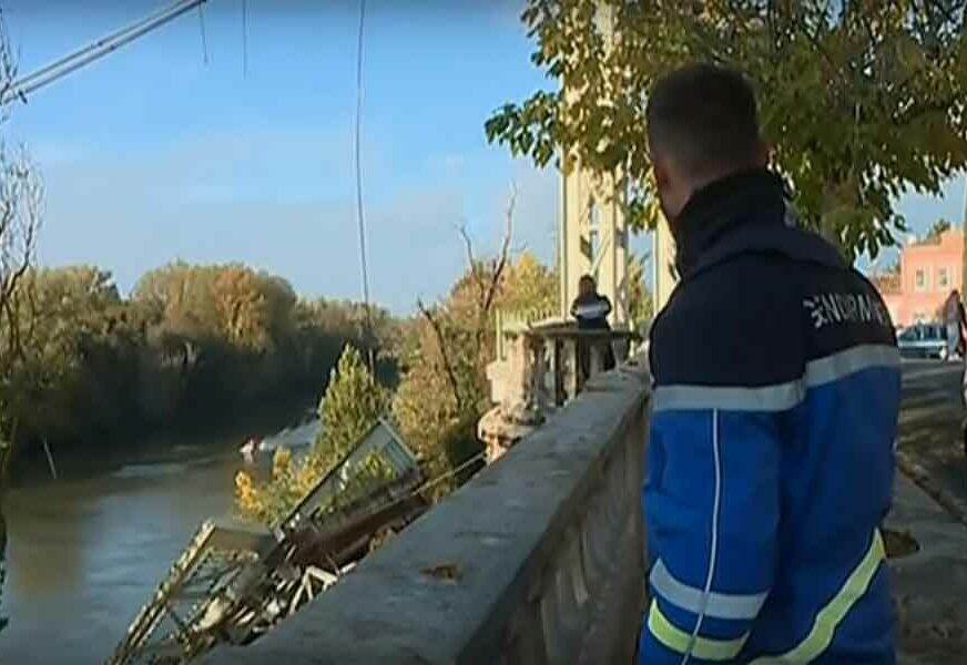 TRAGEDIJA Urušio se most, DJEVOJČICA POGINULA, ima povrijeđenih, ali i NESTALIH