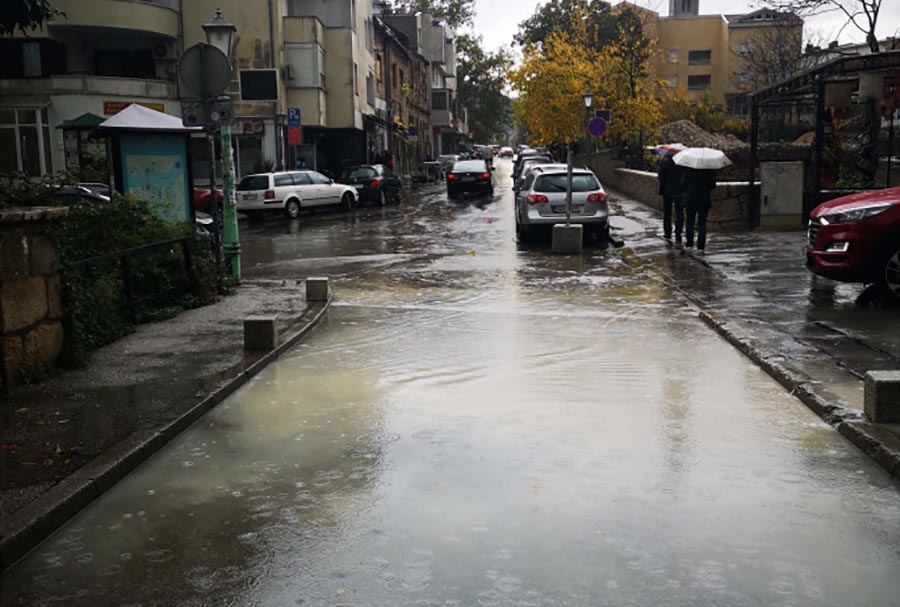 NEVRIJEME PARALISALO MOSTAR Zbog obilne kiše pod vodom brojne ulice (FOTO)