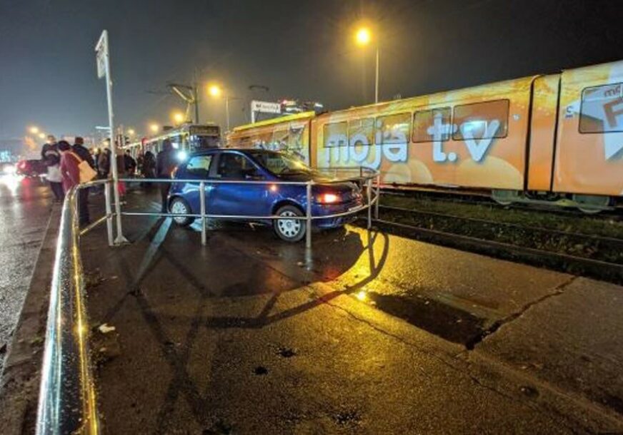 NESREĆA U SARAJEVU Automobil proletio kroz ogradu i završio na tramvajskoj stanici