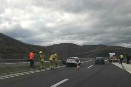 BMW SMRSKAN Nesreća na auto-putu, vatrogasci na terenu, saobraćaj USPOREN (VIDEO)
