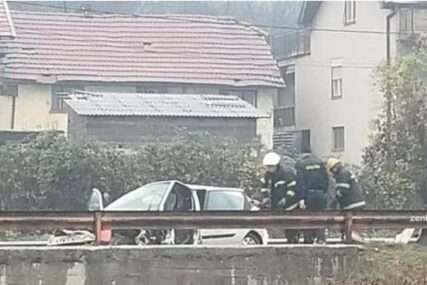 STRAVIČNA NESREĆA KOD ZENICE Vatrogasci izvlačili povrijeđene iz automobila (VIDEO)