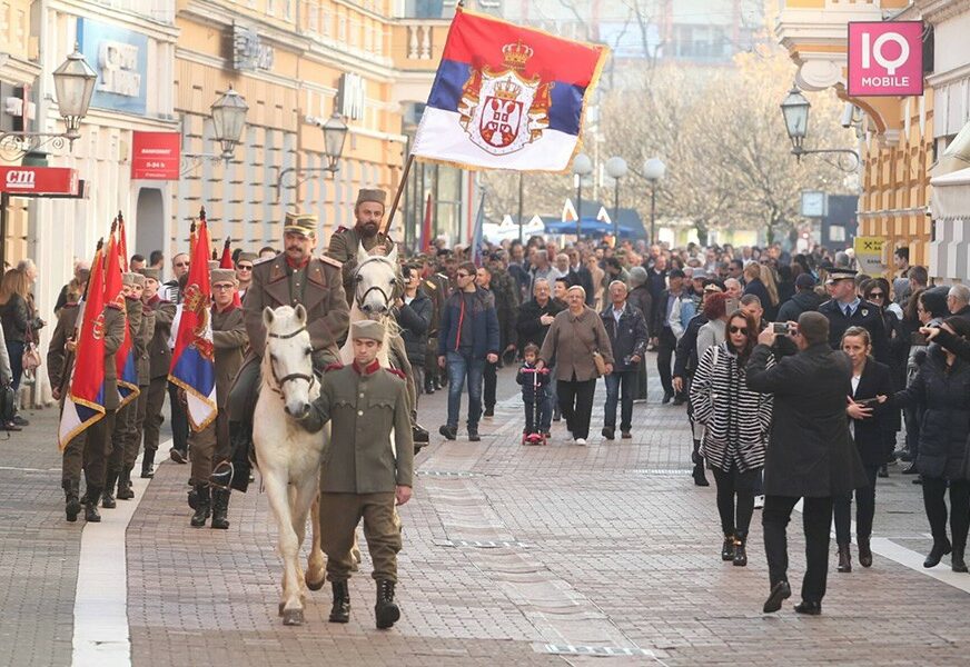 SRPSKI VOJNICI MARŠIRALI GRADOM Banjaluka slavi dan kada je oslobođena od okupacije (FOTO)