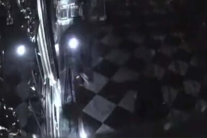 SJEKIROM RAZBILI VITRINE Objavljen snimak pljačke u kojoj je ukraden neprocjenjiv nakit (VIDEO)