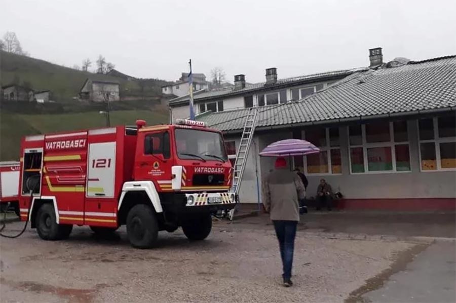 POŽAR U ŠKOLI Krov izgorio, jedan vatrogasac povrijeđen