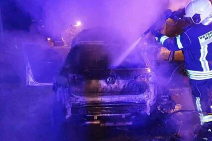 BUKTINJA PROGUTALA “GOLF” Vatrogasci spriječili širenje vatre na ostala vozila i objekte