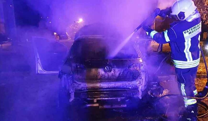 BUKTINJA PROGUTALA “GOLF” Vatrogasci spriječili širenje vatre na ostala vozila i objekte