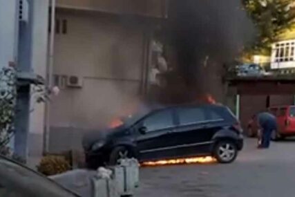 DRAMATIČNO GAŠENJE BUKTINJE Vatra PROGUTALA automobil, komšije spriječile veću štetu (VIDEO)
