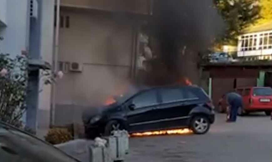 DRAMATIČNO GAŠENJE BUKTINJE Vatra PROGUTALA automobil, komšije spriječile veću štetu (VIDEO)