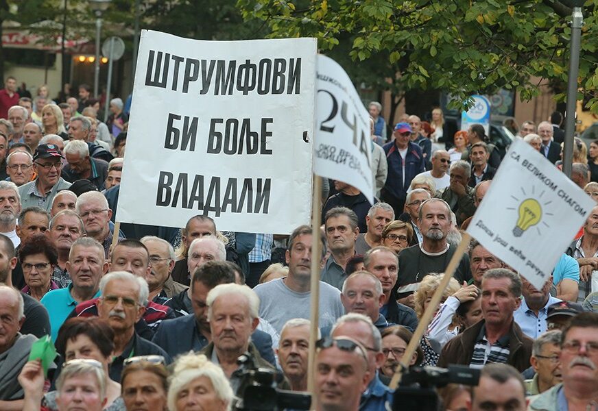 narod na protestu drži transparent "Štrumpfovi bi bolje vladali"