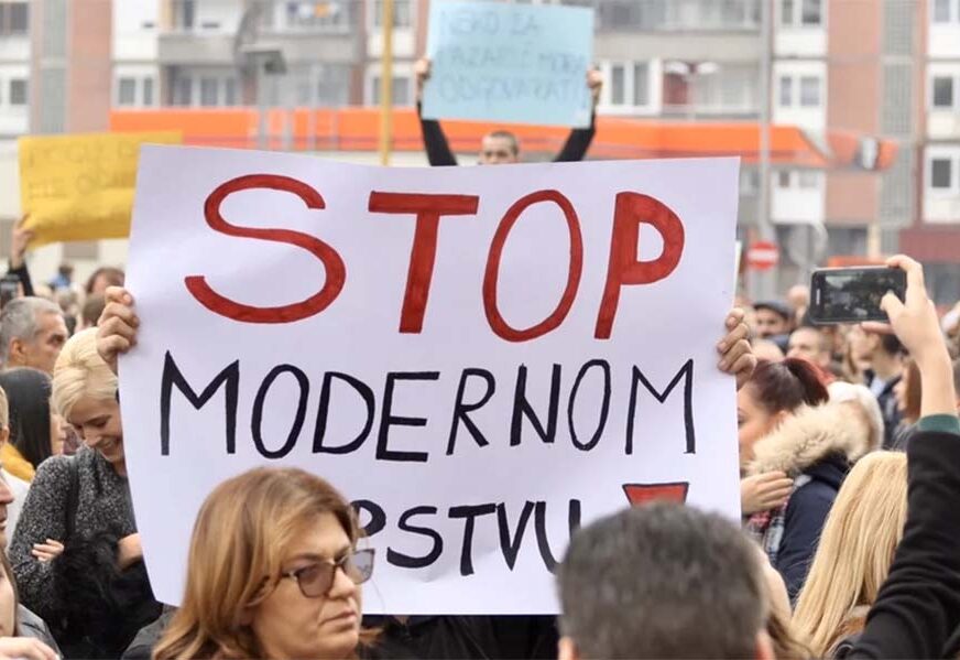 "U TOJ DJECI SMO VIDJELI SVOJU" Stotine građana protestuje i traži ostavke zbog stanja u Zavodu Pazarić