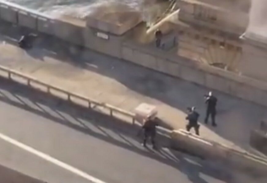 PUCNJAVA U LONDONU Policija ubila čovjeka na čuvenom mostu (VIDEO)