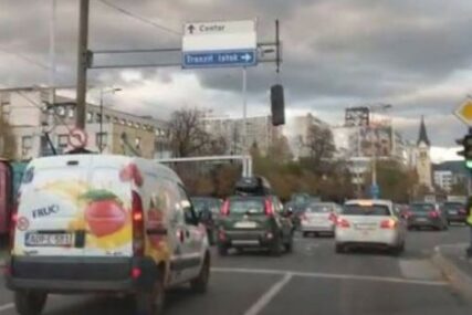 VJETAR NAPRAVIO POMETNJU Na raskrsnici u Sarajevu visi semafor (VIDEO)