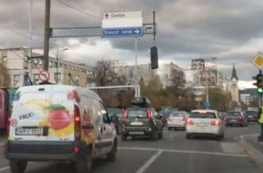 VJETAR NAPRAVIO POMETNJU Na raskrsnici u Sarajevu visi semafor (VIDEO)
