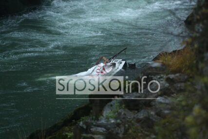 TRAGEDIJA U KANJONU Dva radnika poginula nakon slijetanja kombija u Vrbas (FOTO)