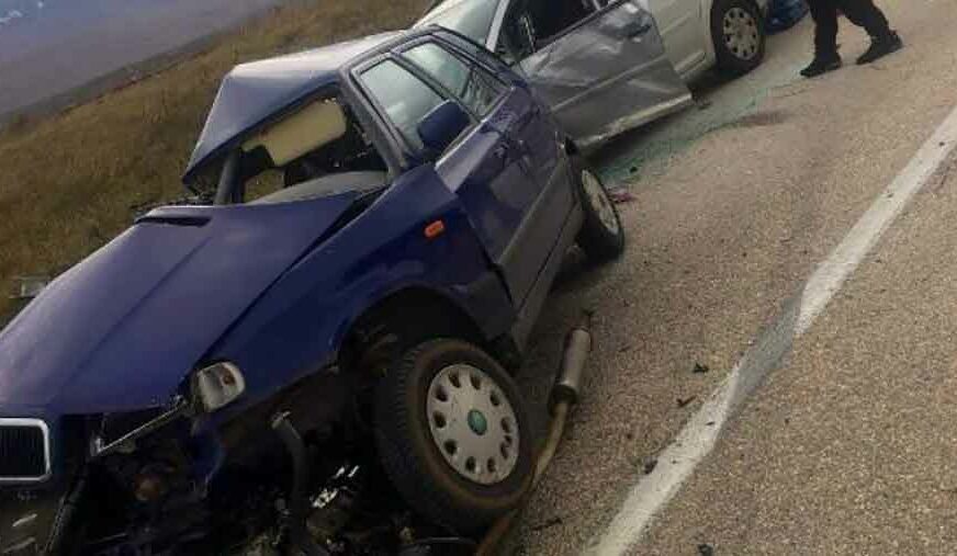 STRAVIČNA SAOBRAĆAJKA U sudaru dva automobila POGINULA JEDNA OSOBA, a dvije povrijeđene