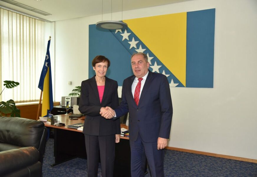 MEKTIĆ I UEBER U toku razgovori o formiranju još dva prihvatna centra u BiH
