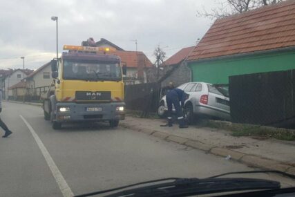 NESREĆA U BIJELJINI "Škodom" uletio u dvorište