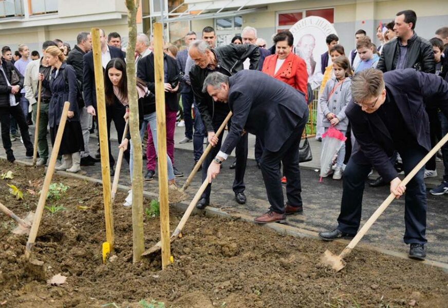 "VOLI DRVO GRADA BANJALUKE" Đaci posadili 80 stabala platana uz Istočni tranzit