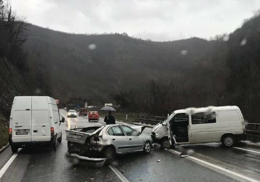 TEŠKA NESREĆA KOD JABLANICE Sudar tri vozila, ima povrijeđenih