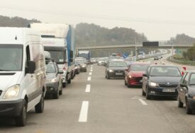 (FOTO) "NIJE NORMALNO ŠTA NAM GRCI RADE" Muškarac fotografijom iz automobila izazvao pravi haos