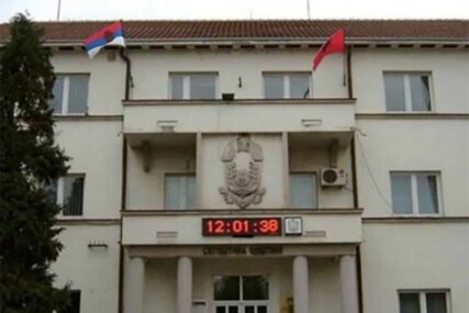 PORED SRPSKE I ZASTAVE EU Albanska zastava na zgradi opštine u Bujanovcu