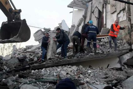 PRETRAGA RUŠEVINA JOŠ TRAJE Broj stradalih u zemljotresu u Albaniji porastao na 49 (VIDEO)