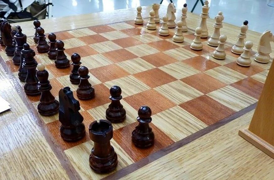 UKRAO MU TOPA Posvađao se sa komšijom zbog šaha, pa ZAPUCAO na njega