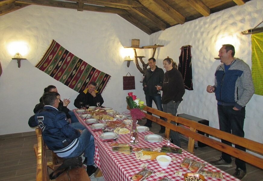 NA TRPEZE VRAĆAJU ZABORAVLJENE PROIZVODE Decenija rada na valorizaciji starih jela u Hercegovini