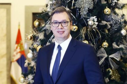 VUČIĆEVA NOVOGODIŠNJA ČESTITKA “Da se vrijeme ljubavi useli u naša srca” (FOTO)