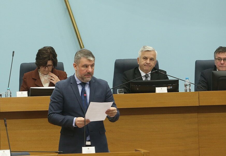 "NAKNADE VEĆE ZA 10 ODSTO"  Poslanici dali zeleno svjetlo za povećanje iznosa socijalnih primanja u Srpskoj