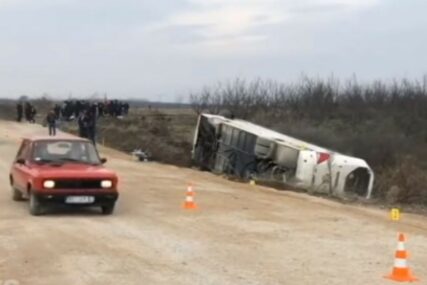 AUTOBUS SLETIO S PUTA Petnaest osoba povređeno na putu za Kopaonik (VIDEO)