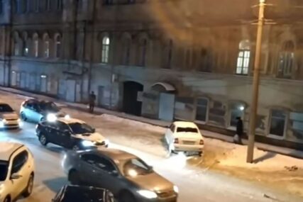BEZ RUČNE NA LED Automobil poludio i krenuo sam da se vozi po ulici (VIDEO)
