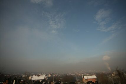BANJALUKA U DECEMBRU Pogled na grad u kojem se smjenjuju magla, sunce i smog (FOTO)
