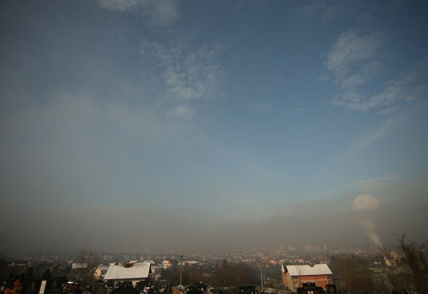 BANJALUKA U DECEMBRU Pogled na grad u kojem se smjenjuju magla, sunce i smog (FOTO)