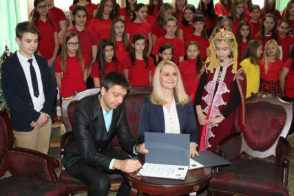 POTPISANA POVELJA O SARADNJI Pobratimljene osnovne škole s najviše đaka u Srpskoj i Srbiji