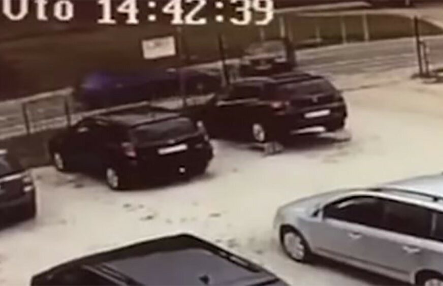 DRAMA NA PUTU Vozač se zakucao u stub i zadobio teže povrede, udes skrivila STARICA (VIDEO)