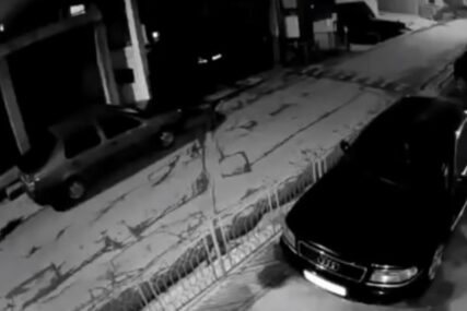 JEZIV SNIMAK Automobil sa prikolicom pokosio djevojku, ostala da leži na ulici (VIDEO)