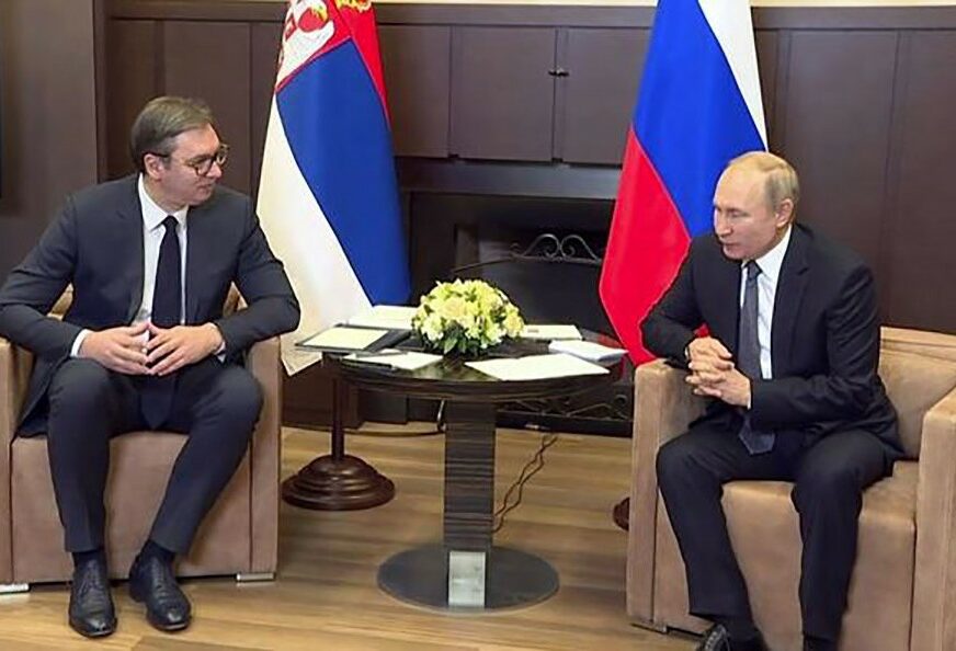 RAZMIJENILI POKLONE Putin od Vučića dobio PUŠKU, on njemu poklonio ikonu iz 19. vijeka (FOTO)
