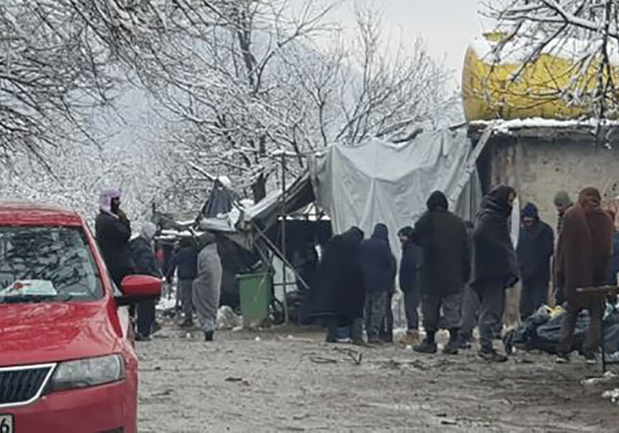 OČAJ U VUČJAKU Migranti gladni i bosi u kampu, tenzije sve više, u Sarajevu ih NE ŽELE (FOTO)