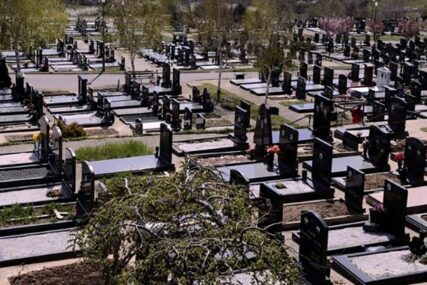 “OVO JE JASNA PORUKA” Oskrnavljeno pravoslavno groblje u selu Svinjare kod Kosovske Mitrovice