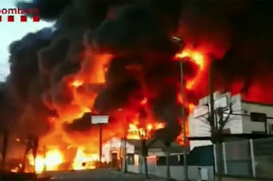 Vatra guta fabriku HEMIKALIJA u Španiji, stanovnici NE SMIJU DA IZLAZE NAPOLJE