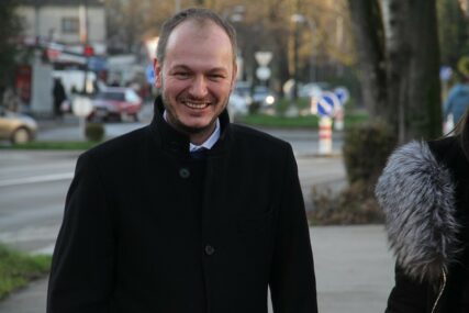 "PRATITE LI PROFILE POLICAJACA" Advokatu Sandiću uručena prekršajna prijava
