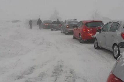 ZAGLAVLJENI U SMETOVIMA Snijeg premašio visinu od jednog metra, vozila stoje