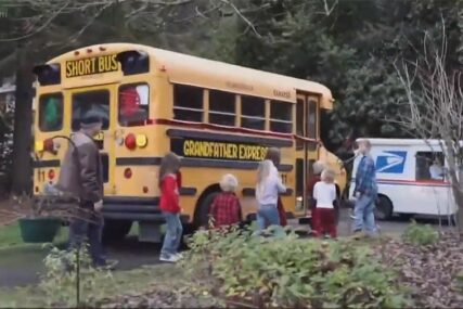 NESVAKIDAŠNJI POKLON Amerikanac unucima kupio autobus i postao njihov LIČNI VOZAČ (VIDEO)