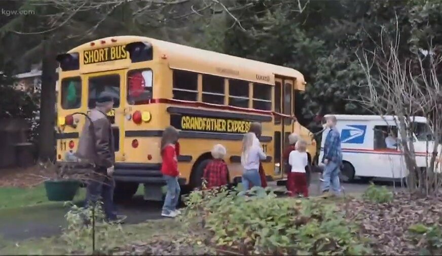 NESVAKIDAŠNJI POKLON Amerikanac unucima kupio autobus i postao njihov LIČNI VOZAČ (VIDEO)