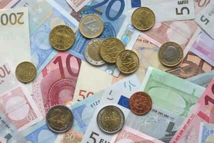 PREZADUŽENI Građani OVE zemlje za MINUSE i KARTICE duguju 35 miliona evra