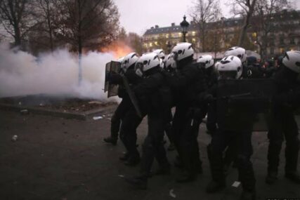 "NE DIRAJTE PENZIJE" Haos u Parizu, policija ispalila suzavac na demonstrante (VIDEO)