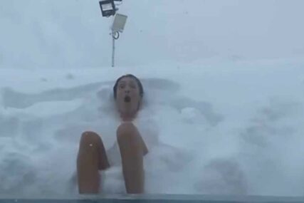 IZ VRELOG BAZENA U LEDENU AKCIJU Influenserka iz BiH u kupaćem legla u snijeg i POKAJALA SE (VIDEO)